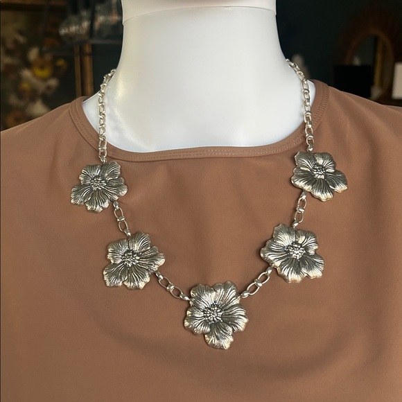 Vintage Buccellati Sterling Silver Five Flower Gardenia Necklace w/ Original Box - Picture 2 of 3